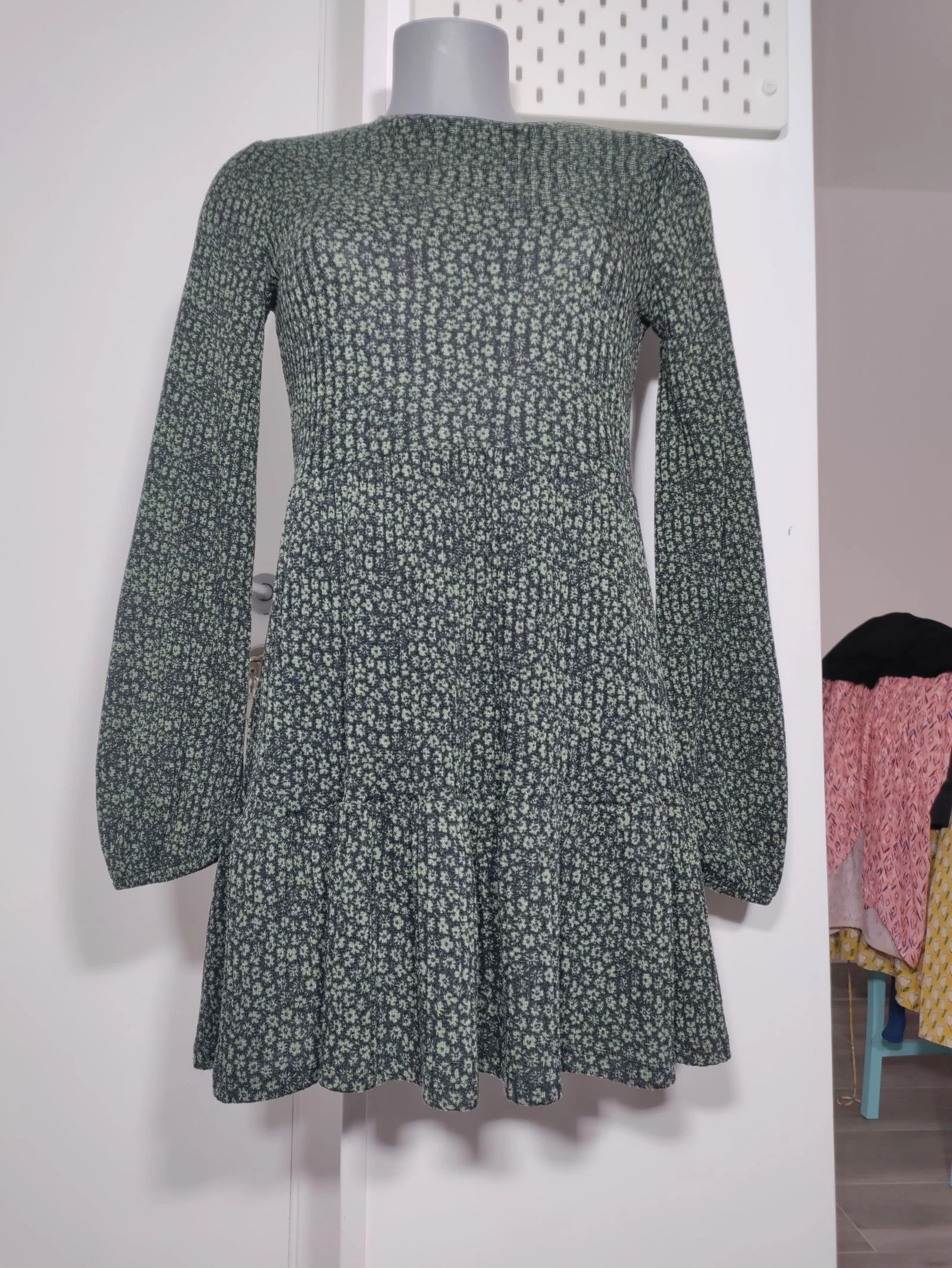 Vestido canalé floral verde Stradivarius – elástico – talla S – photo 2
